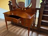 un bureau en bois surmonté d'un miroir
