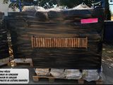 deux cartons posés sur une palette dans la cour