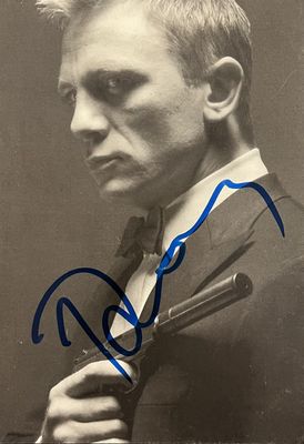 une vieille photo d'un homme tenant un pistolet à la main