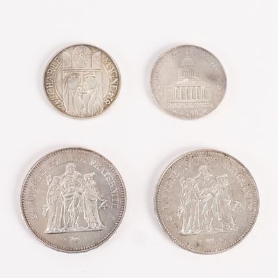 quatre pièces de monnaie britanniques différentes sont représentées sur un fond blanc
