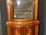 un meuble en bois avec une porte en verre dans une pièce