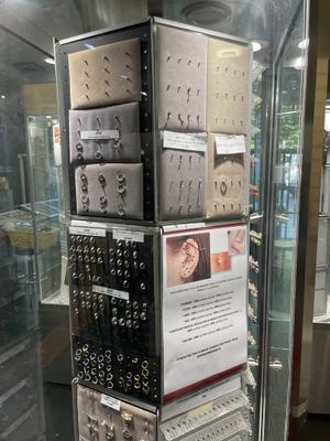 une vitrine présentant de nombreux types d'appareils électroniques