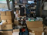 une pile de boîtes empilées les unes sur les autres