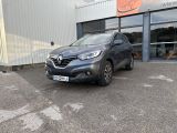 la voiture grise est garée devant un bâtiment