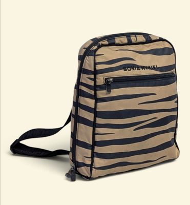 un sac à dos à motif zébré sur fond blanc