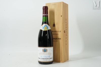 une bouteille de vin devant une caisse en bois