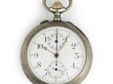 une montre de poche en argent posée sur une surface blanche, sur fond blanc