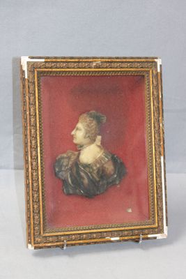une vieille photo d'une femme en robe noire dans un cadre doré