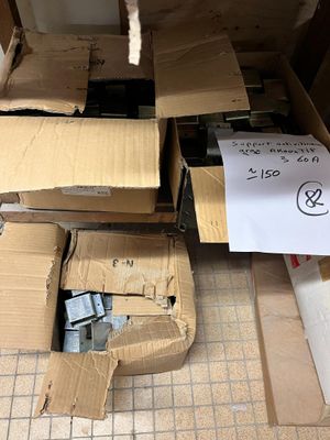 une pile de cartons posée par terre à côté d'un évier