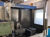 une machine qui se trouve à l'intérieur d'un bâtiment
