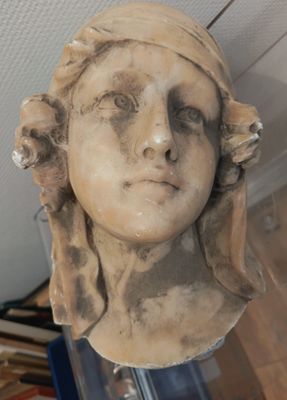 Tête de femme en albâtre Hauteur : 29 cm