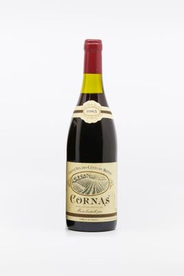 une bouteille de vin rouge posée sur une table blanche