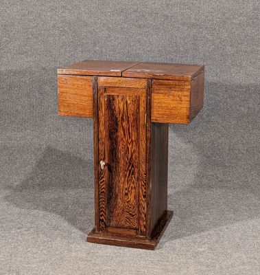 une petite table en bois surmontée d'un tiroir