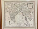 une vieille carte de l'Inde, encadrée dans un cadre en bois, accrochée au mur