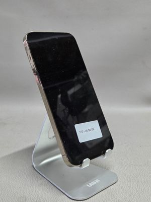 un téléphone portable posé sur un support métallique