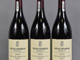 trois bouteilles de vin sont alignées sur une table