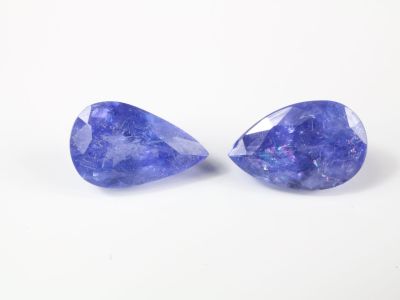 une paire de tanzanites sur fond blanc
