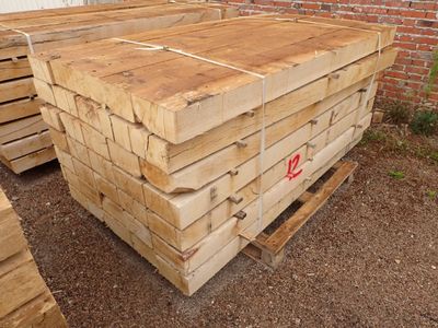 une pile de palettes en bois empilées les unes sur les autres