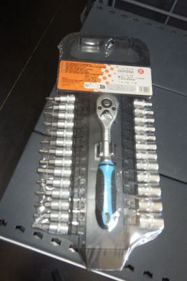 une photo d'un ensemble d'outils dans un coffret en plastique