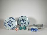 plusieurs pièces de porcelaine bleue et blanche posées sur une surface blanche