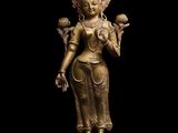 une statue en or représentant une femme tenant un oiseau, sur fond noir