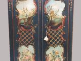 une paire de portes d'armoire peintes, ornées de fleurs et d'oiseaux