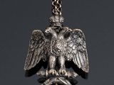 une image représentant un aigle argenté portant une croix sur le dos