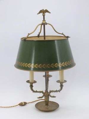 une image représentant une lampe verte surmontée d'un oiseau