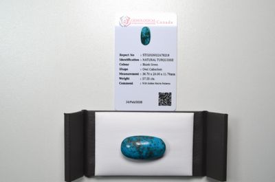 un gros plan sur une carte de visite et une pierre posée sur un mur