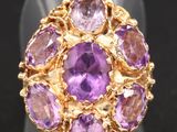 un gros plan d'une bague sertie d'améthorate et de saphirs roses