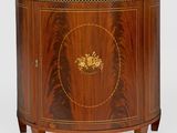 un gros plan d'une armoire en bois ornée de motifs dorés