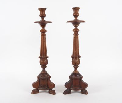 paire de bougeoirs anciens en bois