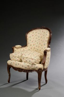 une chaise ancienne recouverte d'un tissu à motifs floraux, recouverte d'un tissu à motifs floraux, recouverte d'un tissu à motifs floraux, recouverte d'un tissu à motifs floraux, recouverte d'un tissu à motifs floraux, recouverte d'un tissu à motifs floraux, recouverte d'un tissu à motifs floraux, recouverte d'un tissu à motifs floraux, recouverte d'un tissu à motifs floraux