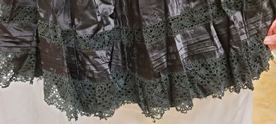 une femme qui tient une jupe noire à la main