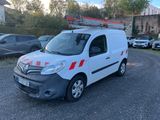 une camionnette blanche à rayures rouges garée sur un parking