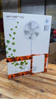 une boîte posée sur une table à côté d'un ventilateur