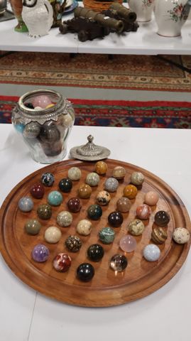 Jeu de solitaire plateau bois (D : 42)  et billes en pierres, joi...