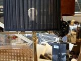 une lampe posée sur une table dans une pièce