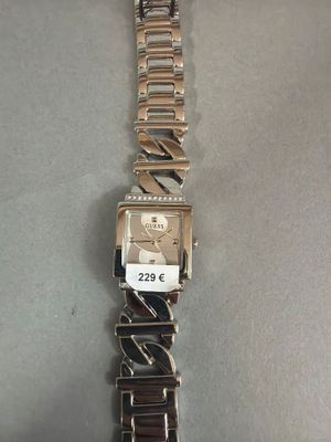 gros plan d'une montre sur une table à fond blanc