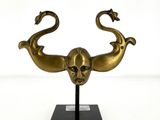 sculpture en bronze représentant la tête d'une femme sur laquelle sont posés deux oiseaux