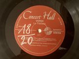 un vieux disque sur lequel est collée une étiquette portant la mention « salle de concert »