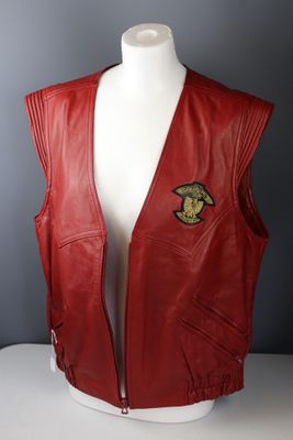 un gilet en cuir rouge orné d'un insigne sur le devant