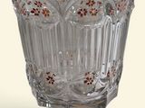 un vase en verre posé sur une table