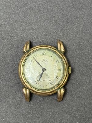 une petite horloge posée sur une table
