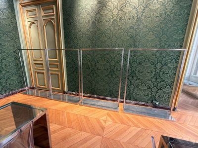 une photo d'une pièce aux murs verts et au parquet