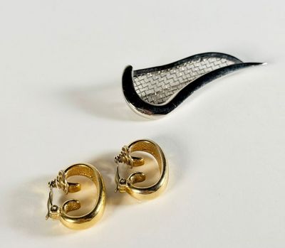 ANONYME, broche en métal en forme de harpe. On joint une pai…