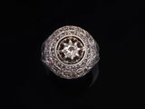 une bague en or blanc et diamants sur fond noir