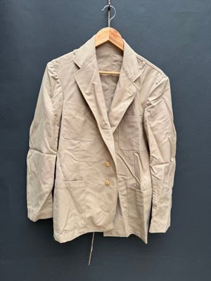 l'image d'une veste suspendue à un cintre sur un mur