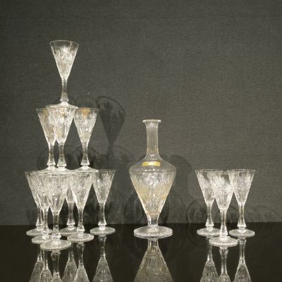 un grand nombre de verres à vin posés sur une table
