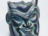une image représentant un masque en céramique sur un fond blanc